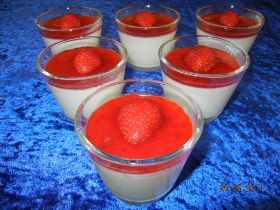 Panna Cotta mit Erdbeeren.JPG